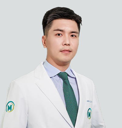 의료정보 검토 의료진 이미지